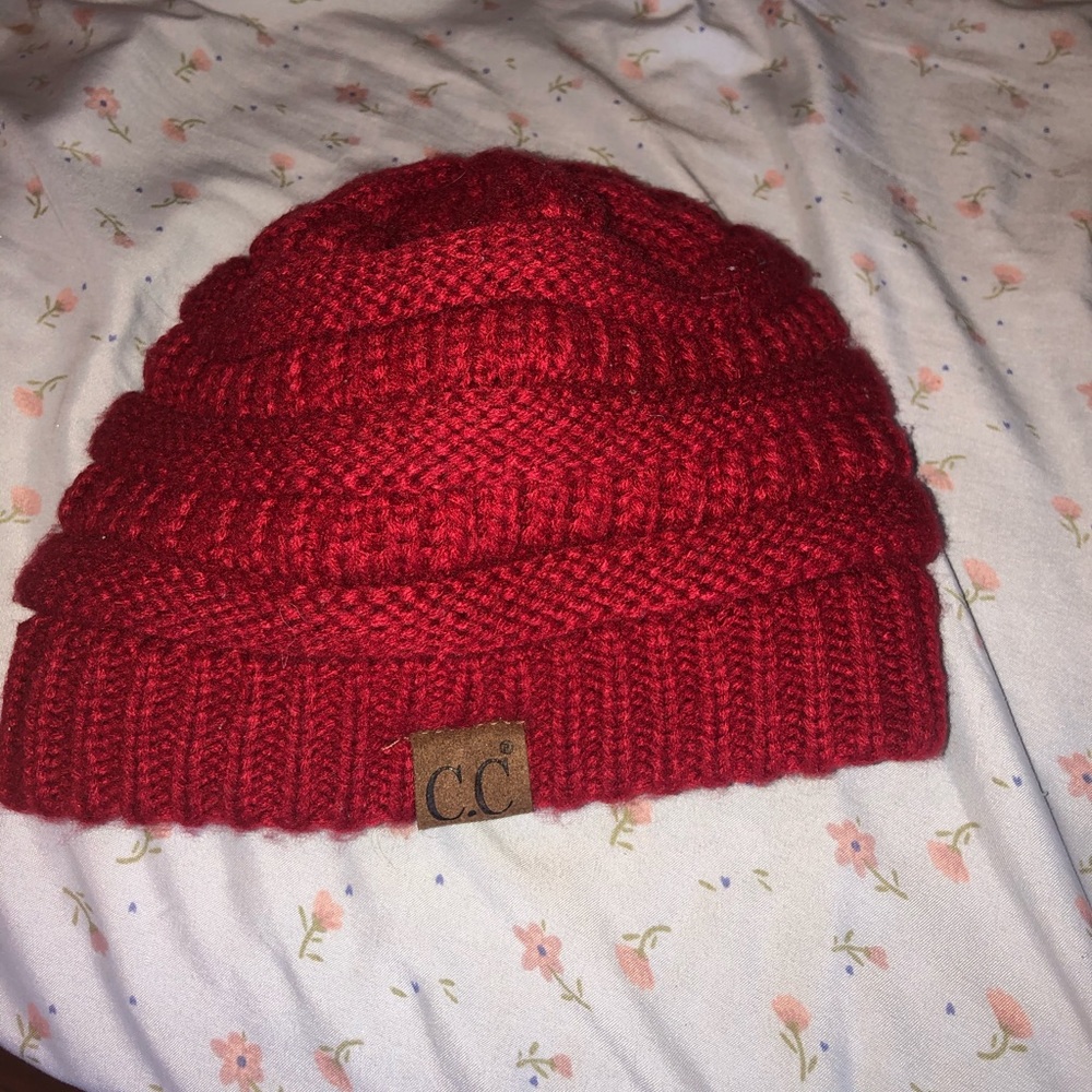 KNIT RED BEANIE